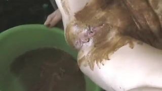 Granny decides to masturbate in unique way