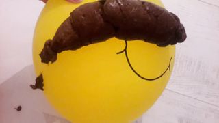 Amateur babe shitting on a yellow balloon