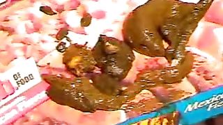 Eating her own shit with pizza