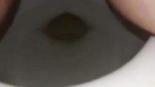 Amateur babe shitting