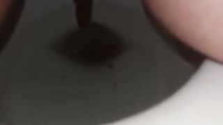 Amateur babe shitting