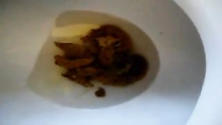 Amateur bubble butt babe shitting