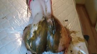 Beautiful scat model doing it again