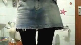 Bubble butt babe shitting