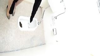 Spying on a girl that's pooping