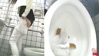 Japanese babe using a public bathroom
