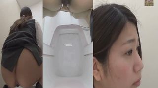 Many Japanese girls that poop in public bathrooms