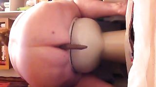 Fat mature babe shitting