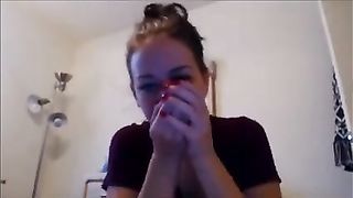Teen camgirl farting for her fans