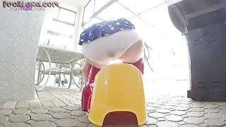 Wonder Woman did a panty poop accident