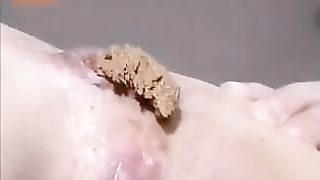 She's pooping in close up