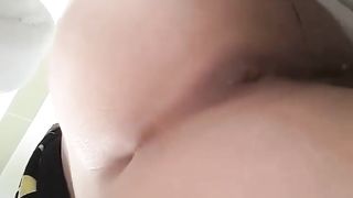 Asian girl with curvy ass pooping