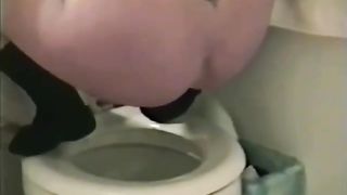 Best friends shitting together