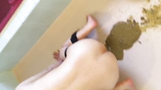 Japanese babe shitting after doing enema