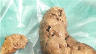 Sexy babe takes a shit