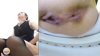 Sounds of liquid shit with pressure