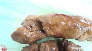 Very pretty Jap girls shitting