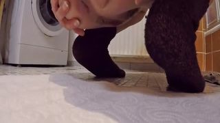 She's shitting on white napkin