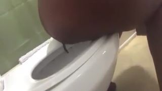 Black girl pooping and she streams it live