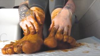 College teen smears poop on her feet