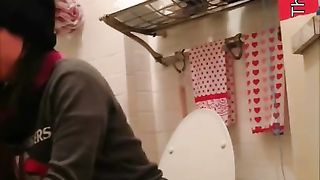 Spying on a milf shitting