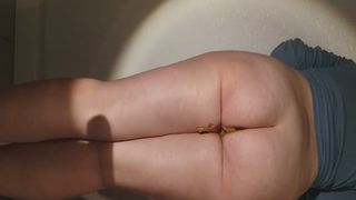 Fingering pussy hard while pooping