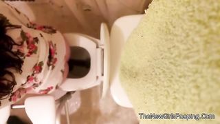 Spying on a brunette girl shitting