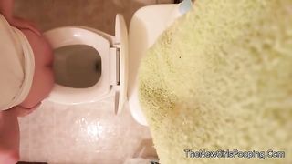 Spying on a brunette girl shitting