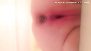BBW babe shitting