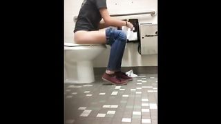 Spying on a college girl shitting