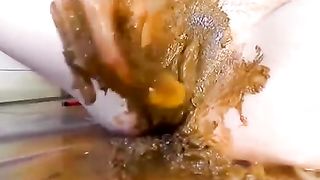 Amateur Girl Poops and Plays