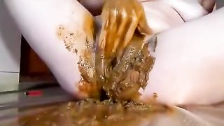 Amateur Girl Poops and Plays