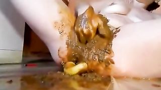 Amateur Girl Poops and Plays