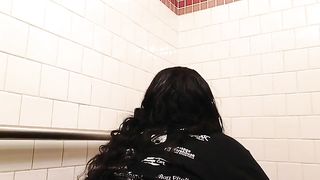 Big black girl pooping
