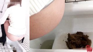 Spying on japanese teen shitting