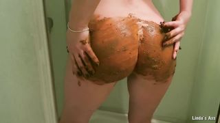 Masked blonde smears brown shit