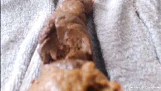 Dildoing pussy while pooping