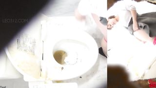 Hot girls that poop in same toilet