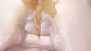 She's pooping on her own face
