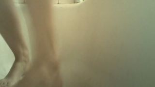 Smearing brown shit in bathtub