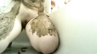Smearing brown shit in bathtub