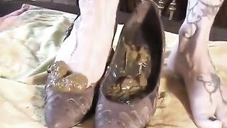 Tattooed milf shitting