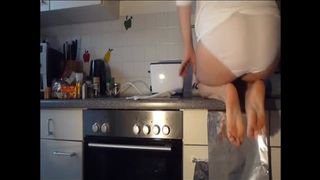 Hot babe shits on the kitchen counter