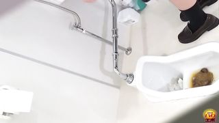 Japanese schoolgirl shitting