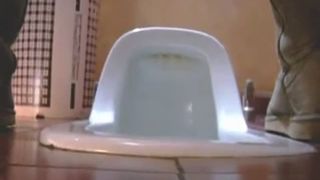 Spyng on chinese girl shitting
