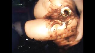 Babe shitting diarrhea and fingering asshole