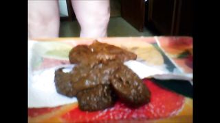 Fat ass mature lady is doing a very big quantity of shit