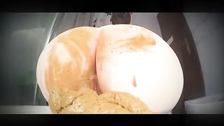 She smears shit on perfect ass