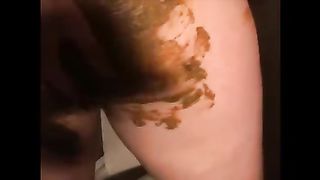 Woman shit diarrhea and smear it on her butt