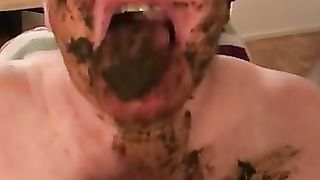 Old dude smearing shit all over himself